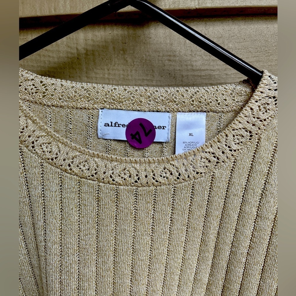 Pre-Loved. Gold Metallic shoot sleeved sweater NWOT#74